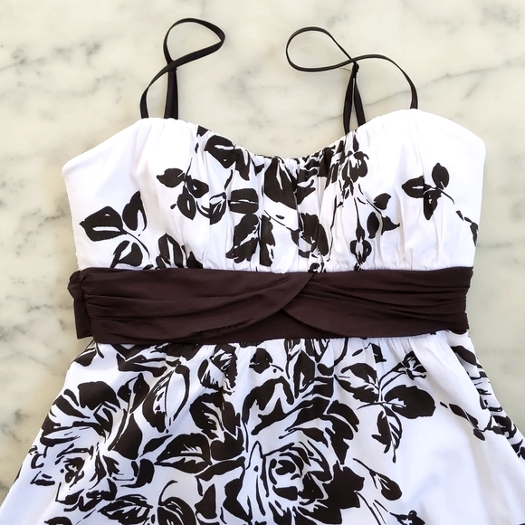NWOT. Junior Sleeveless Floral Ruffled Edge Dress with padding and lining. - Picture 6 of 8